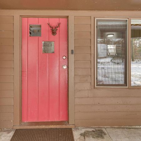 Pet-Friendly Irons Cottage About 4 Mi To Sand Lake! Bagian luar foto