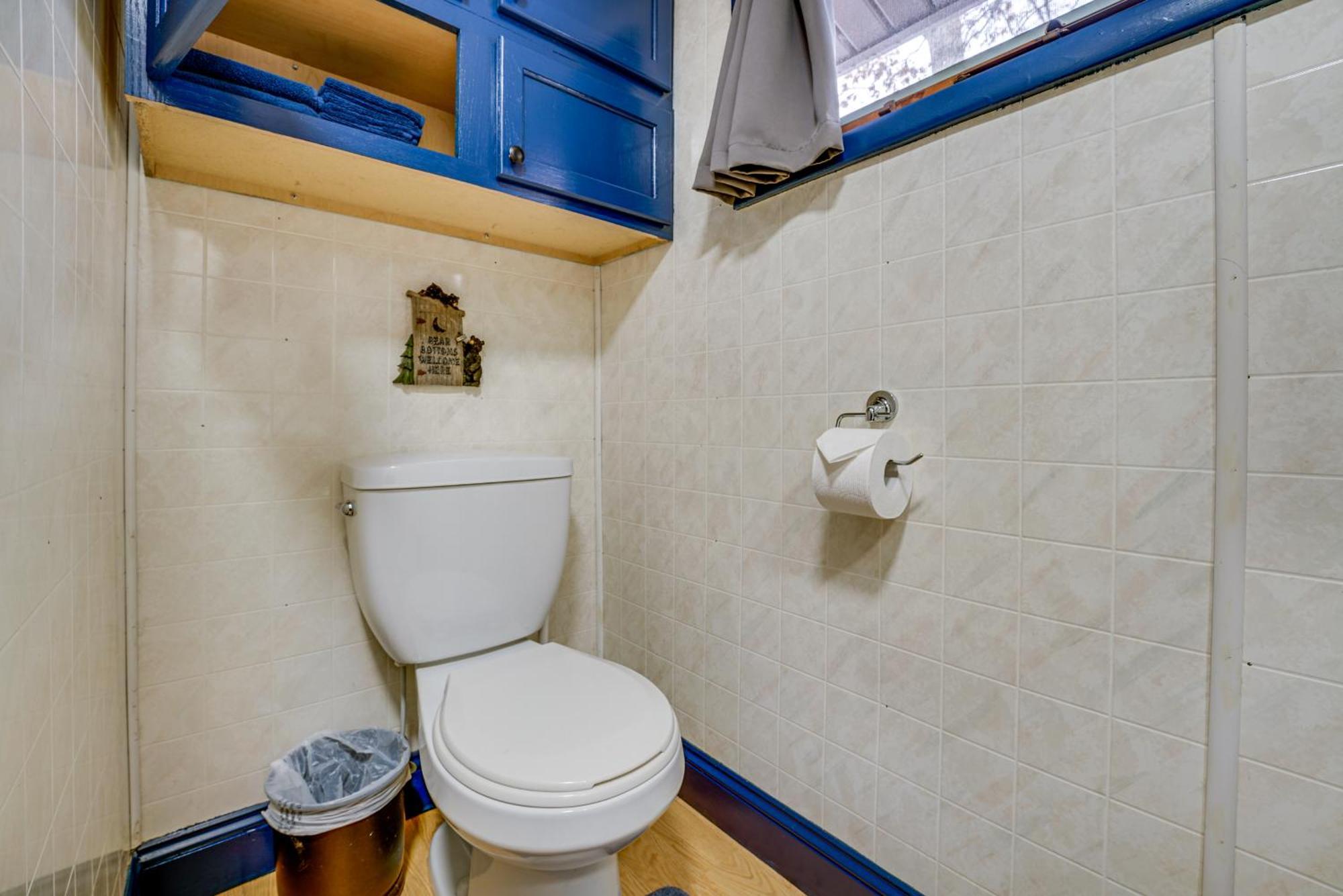 Pet-Friendly Irons Cottage About 4 Mi To Sand Lake! Bagian luar foto