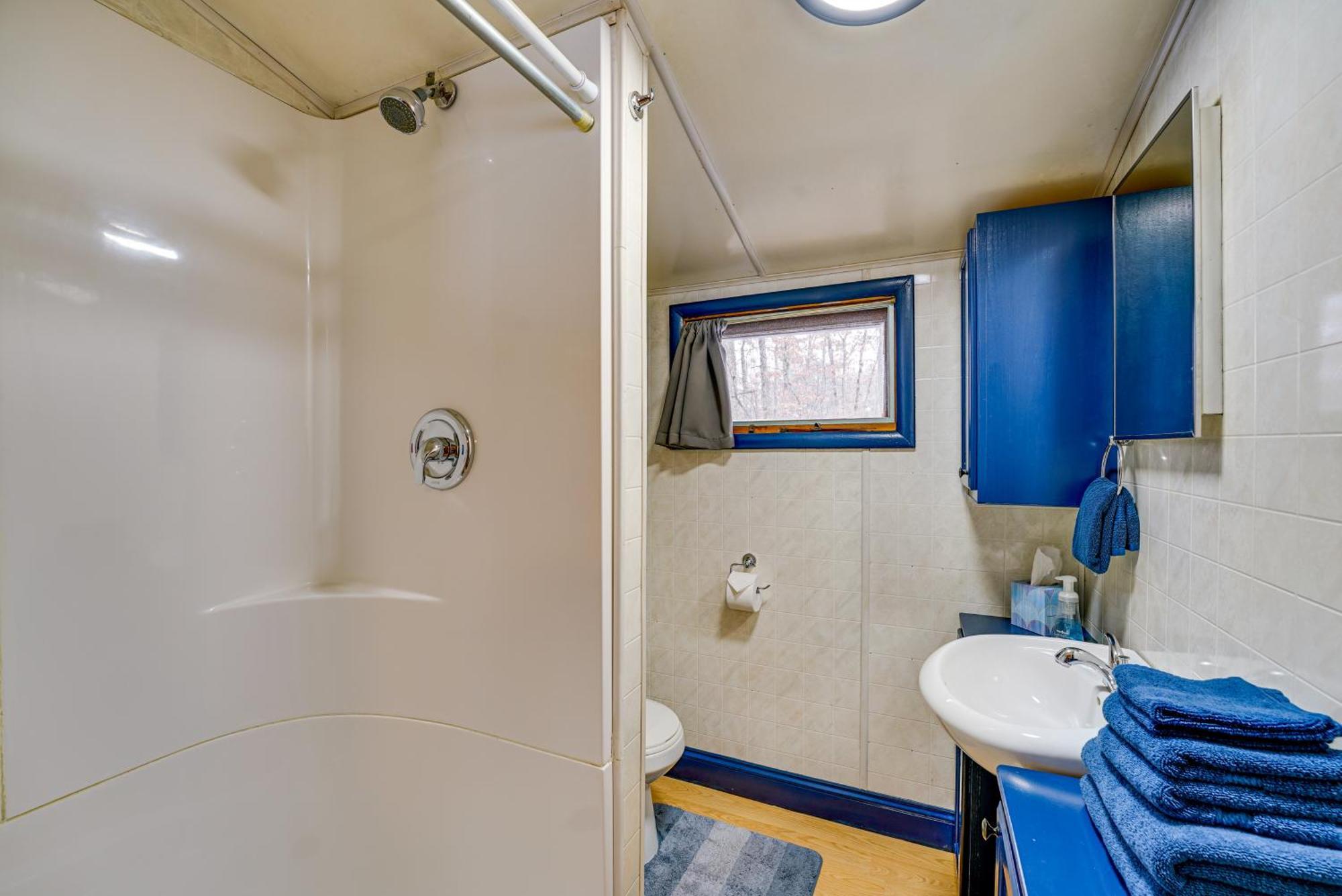 Pet-Friendly Irons Cottage About 4 Mi To Sand Lake! Bagian luar foto