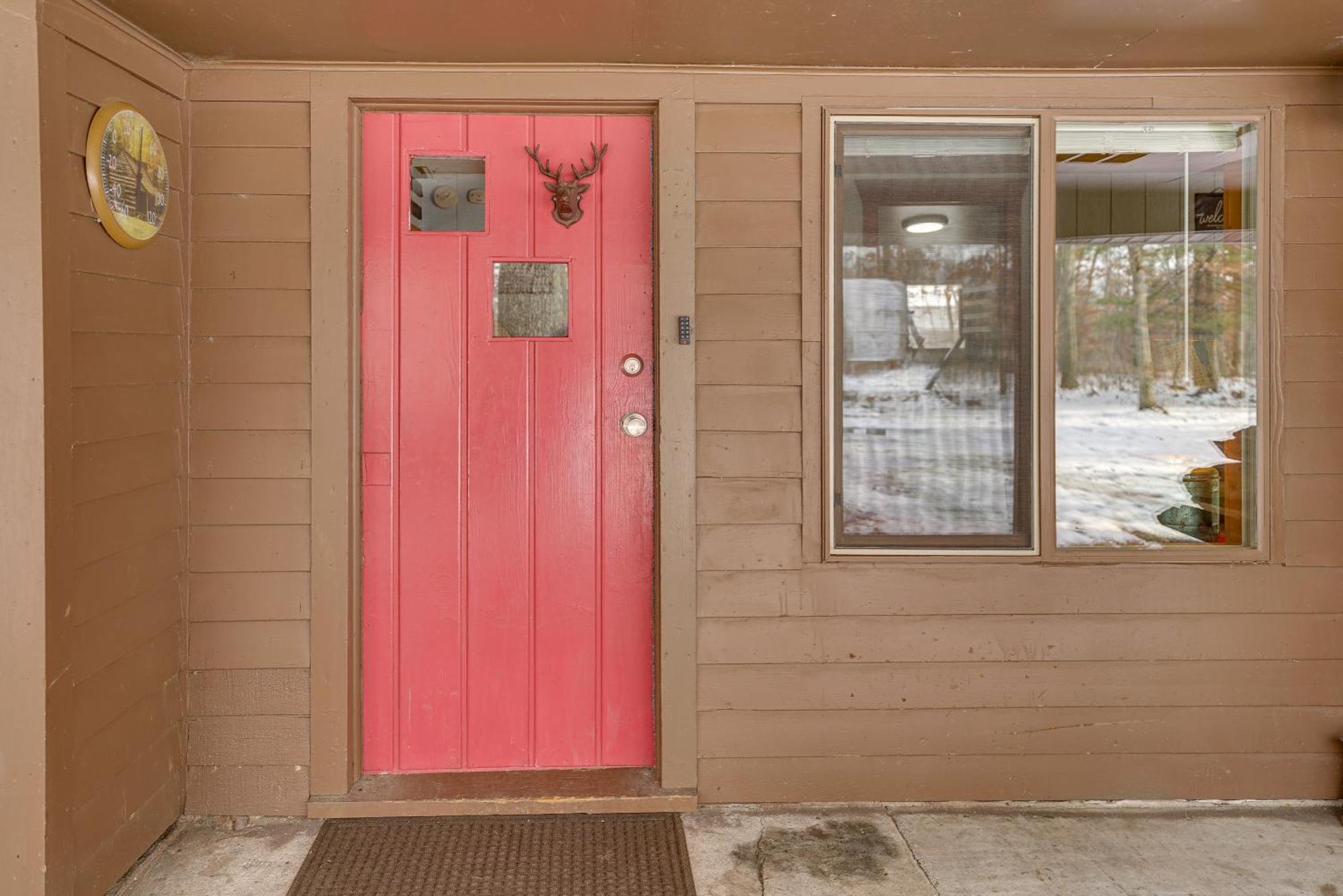 Pet-Friendly Irons Cottage About 4 Mi To Sand Lake! Bagian luar foto