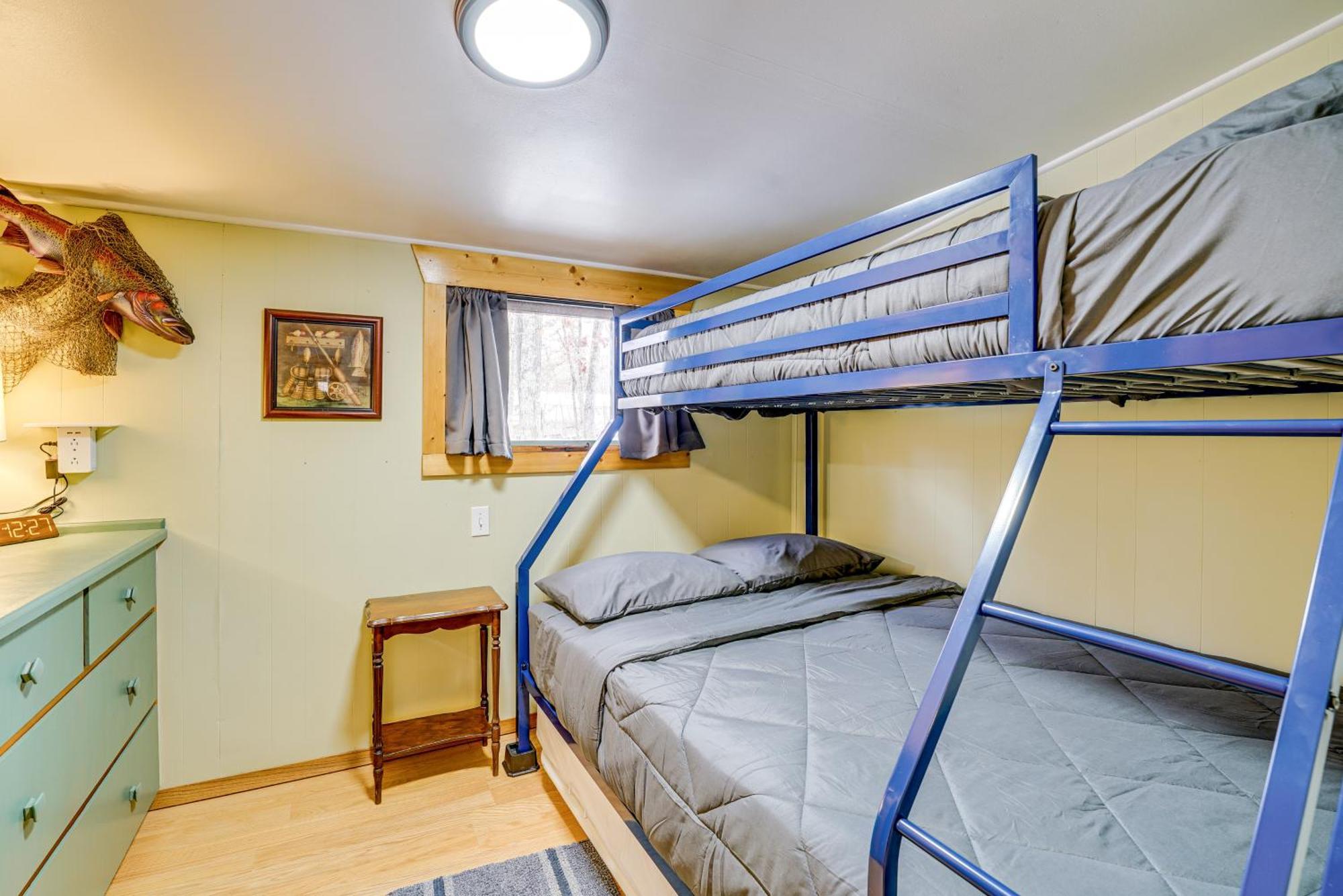 Pet-Friendly Irons Cottage About 4 Mi To Sand Lake! Bagian luar foto