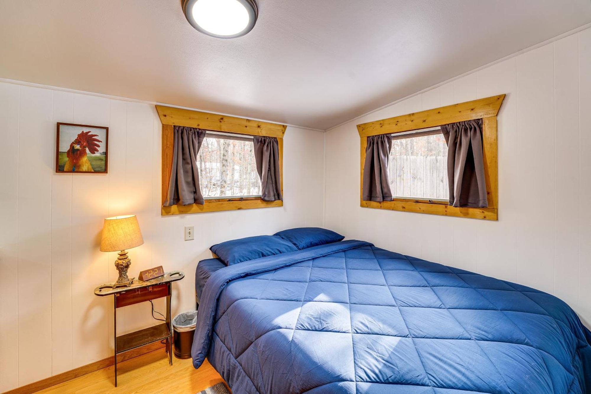 Pet-Friendly Irons Cottage About 4 Mi To Sand Lake! Bagian luar foto