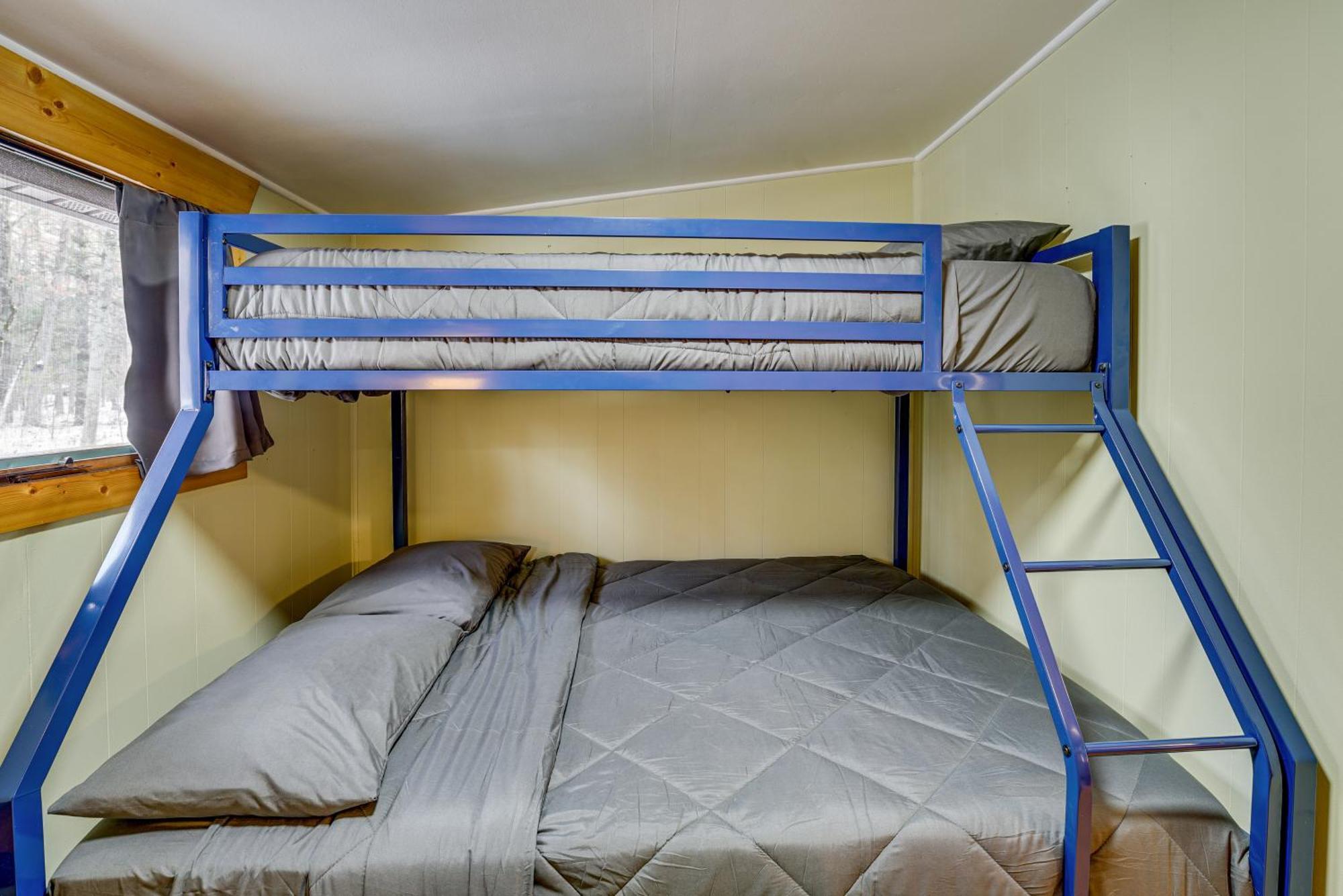 Pet-Friendly Irons Cottage About 4 Mi To Sand Lake! Bagian luar foto