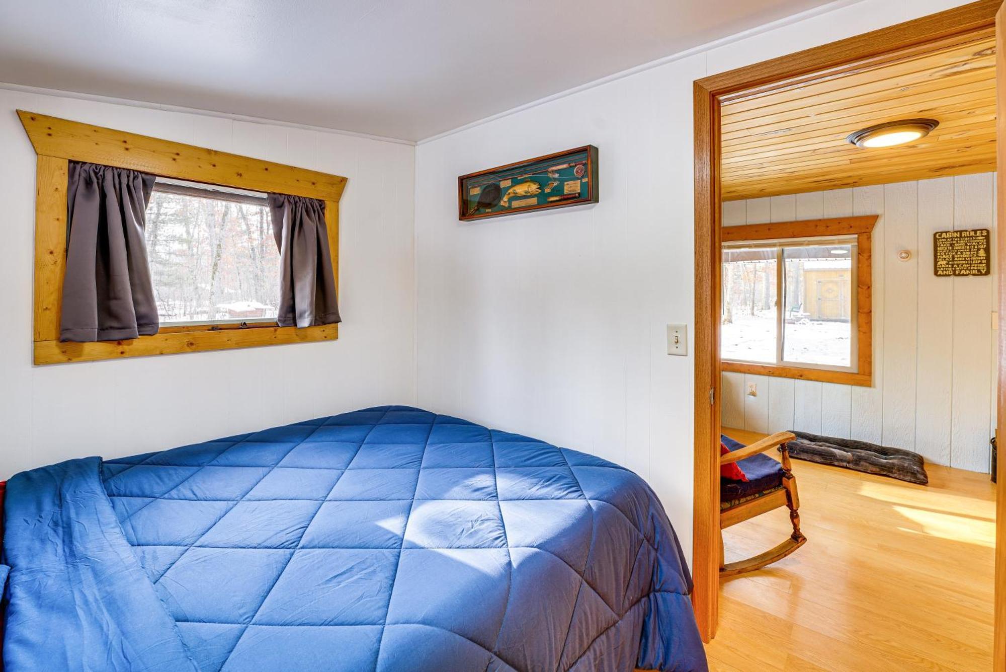 Pet-Friendly Irons Cottage About 4 Mi To Sand Lake! Bagian luar foto