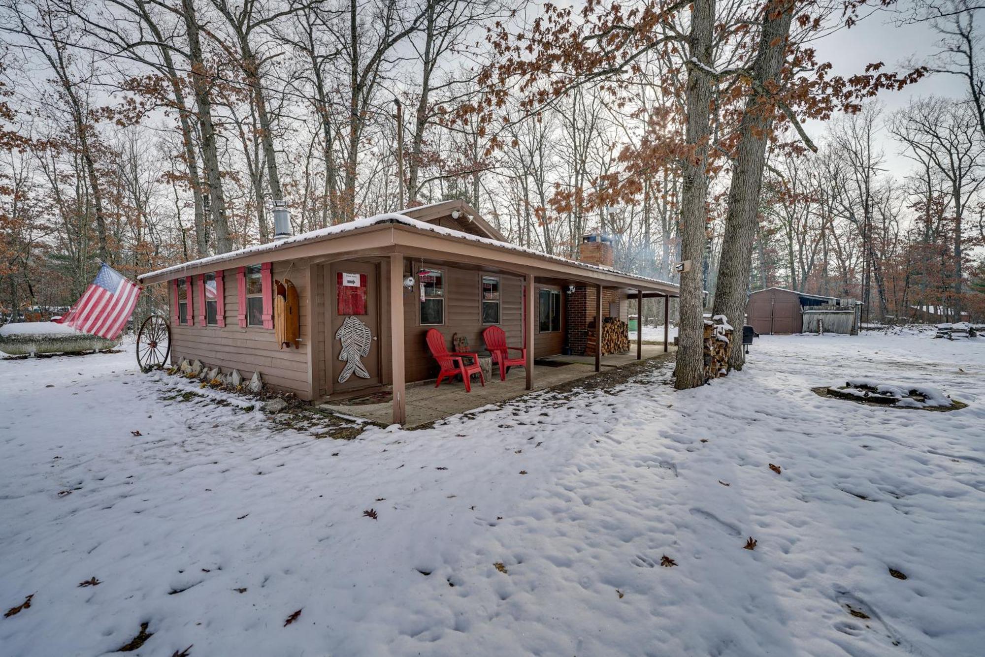 Pet-Friendly Irons Cottage About 4 Mi To Sand Lake! Bagian luar foto
