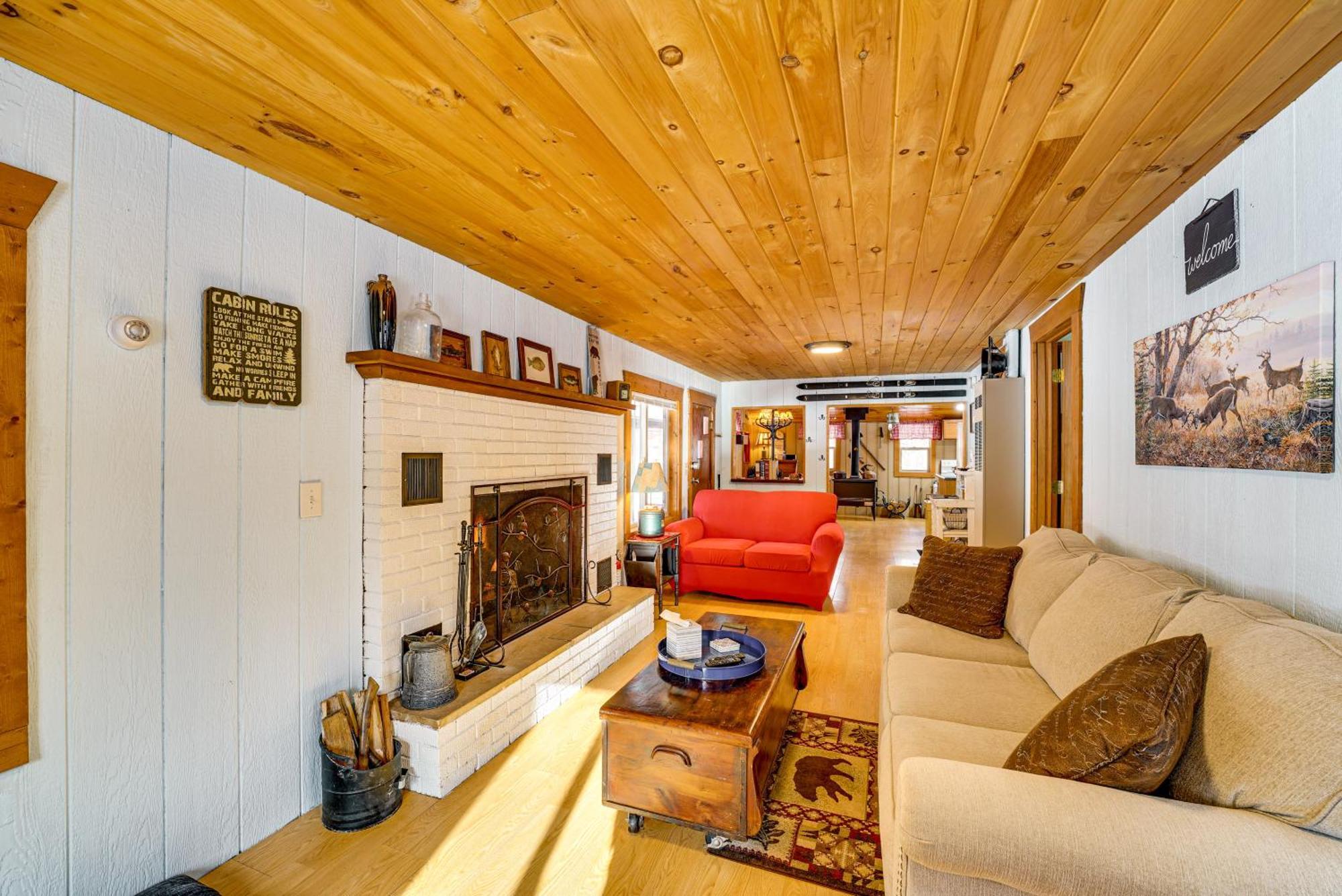 Pet-Friendly Irons Cottage About 4 Mi To Sand Lake! Bagian luar foto