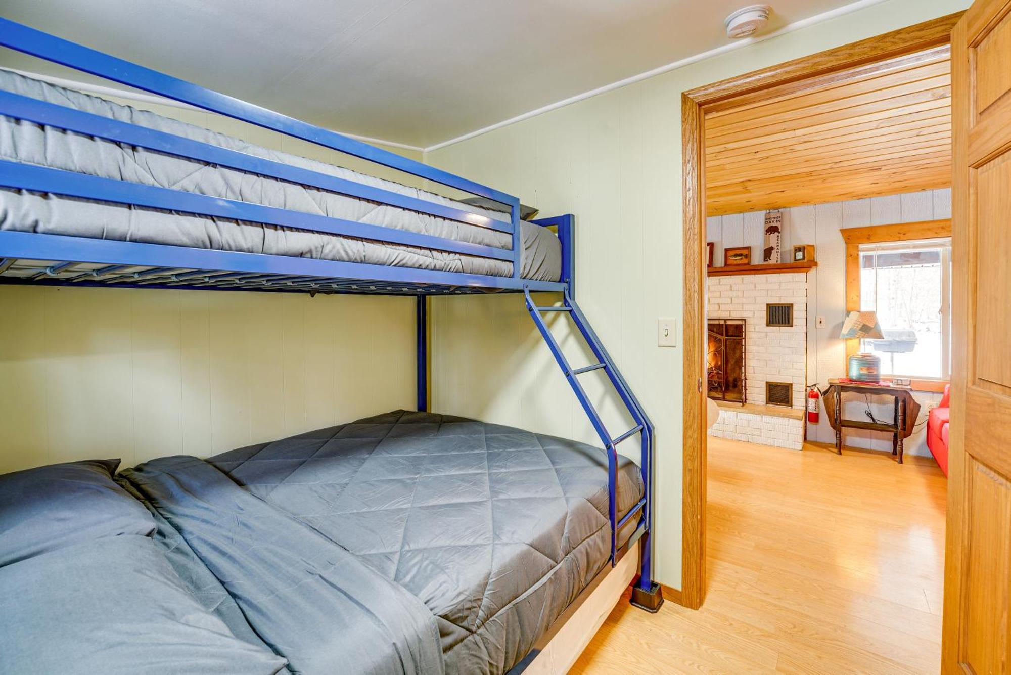 Pet-Friendly Irons Cottage About 4 Mi To Sand Lake! Bagian luar foto