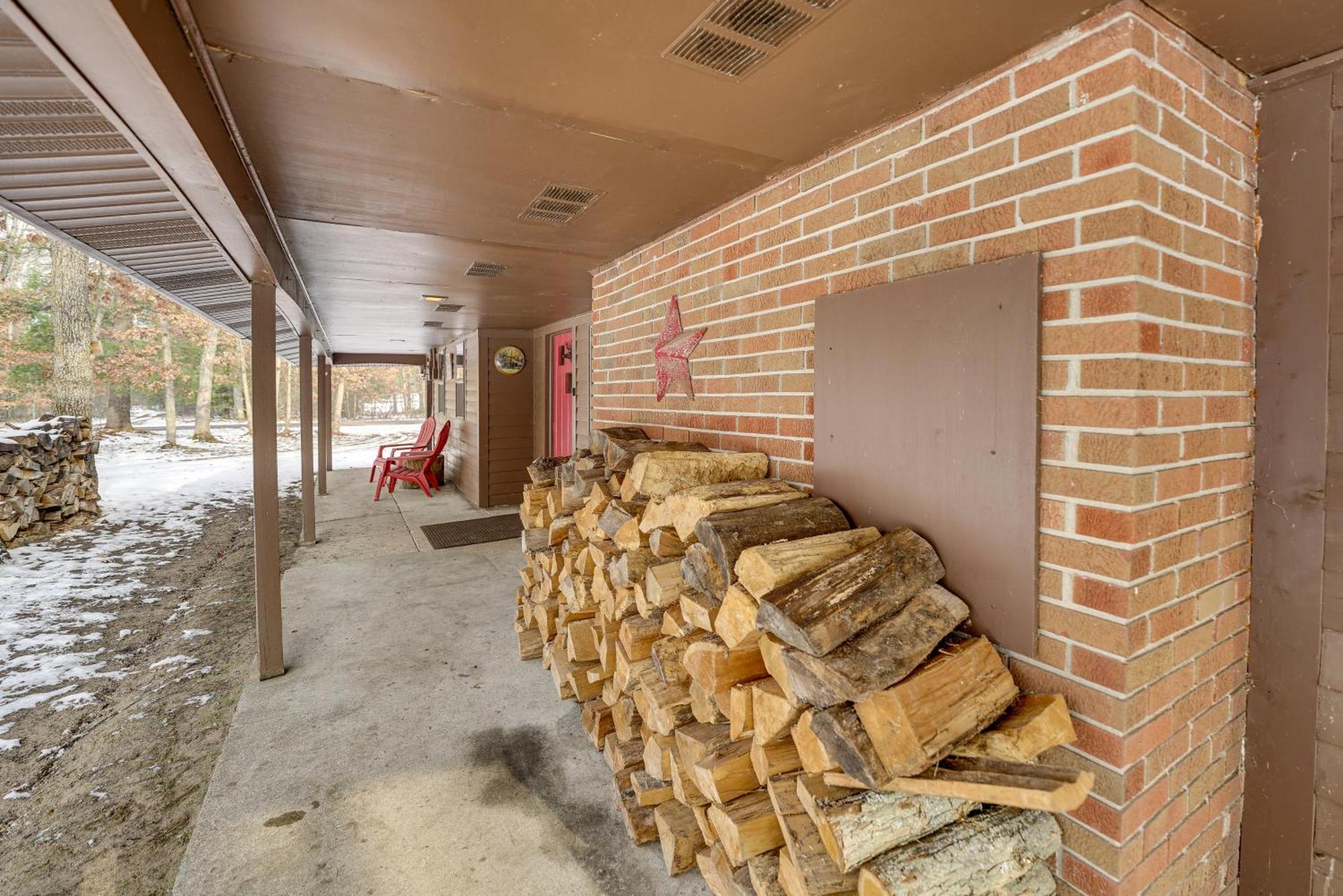Pet-Friendly Irons Cottage About 4 Mi To Sand Lake! Bagian luar foto