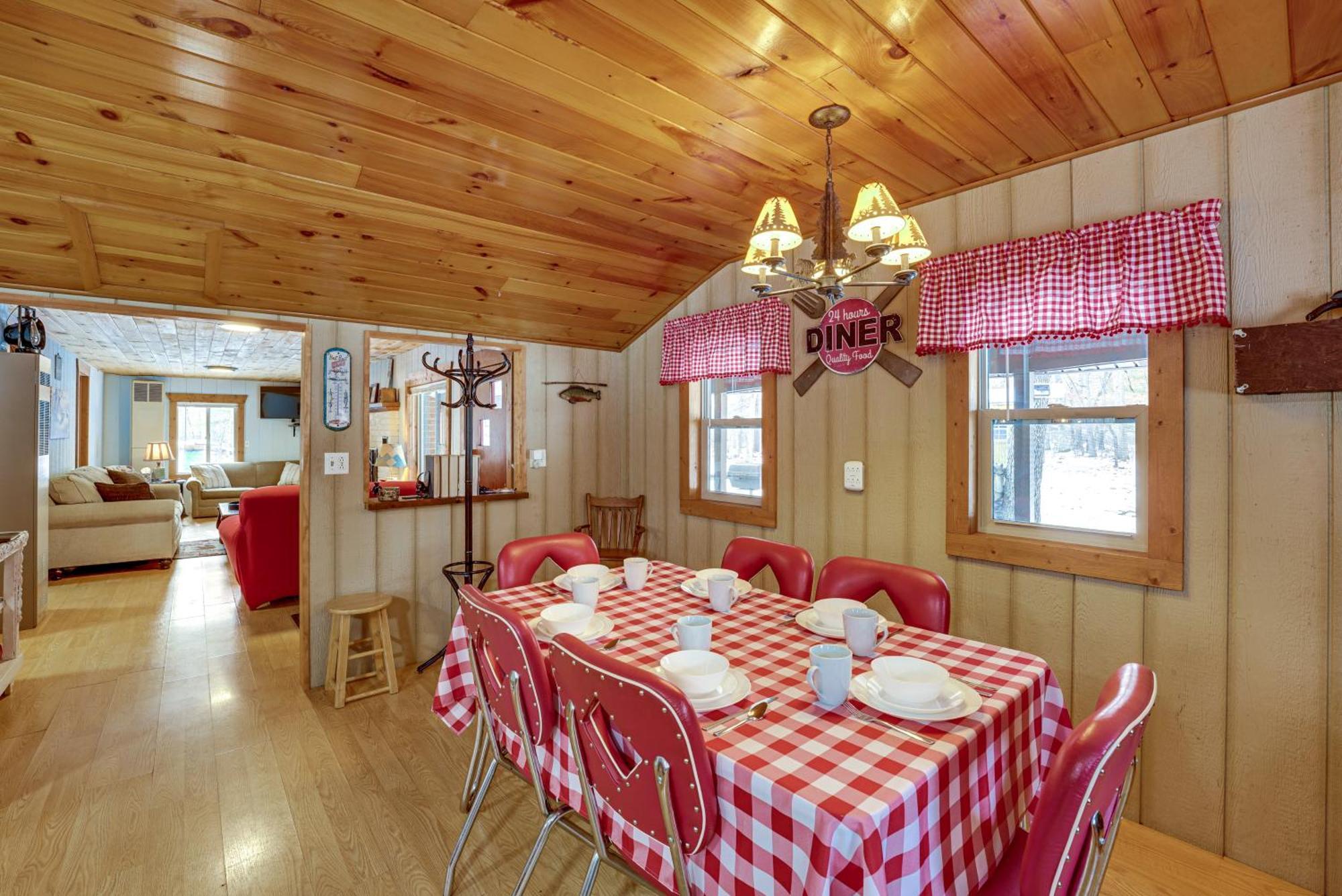 Pet-Friendly Irons Cottage About 4 Mi To Sand Lake! Bagian luar foto