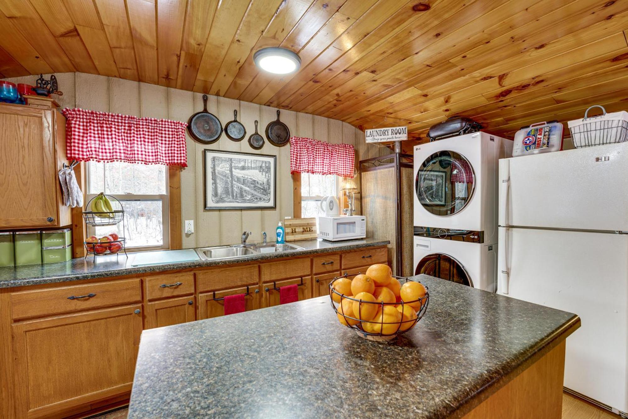 Pet-Friendly Irons Cottage About 4 Mi To Sand Lake! Bagian luar foto