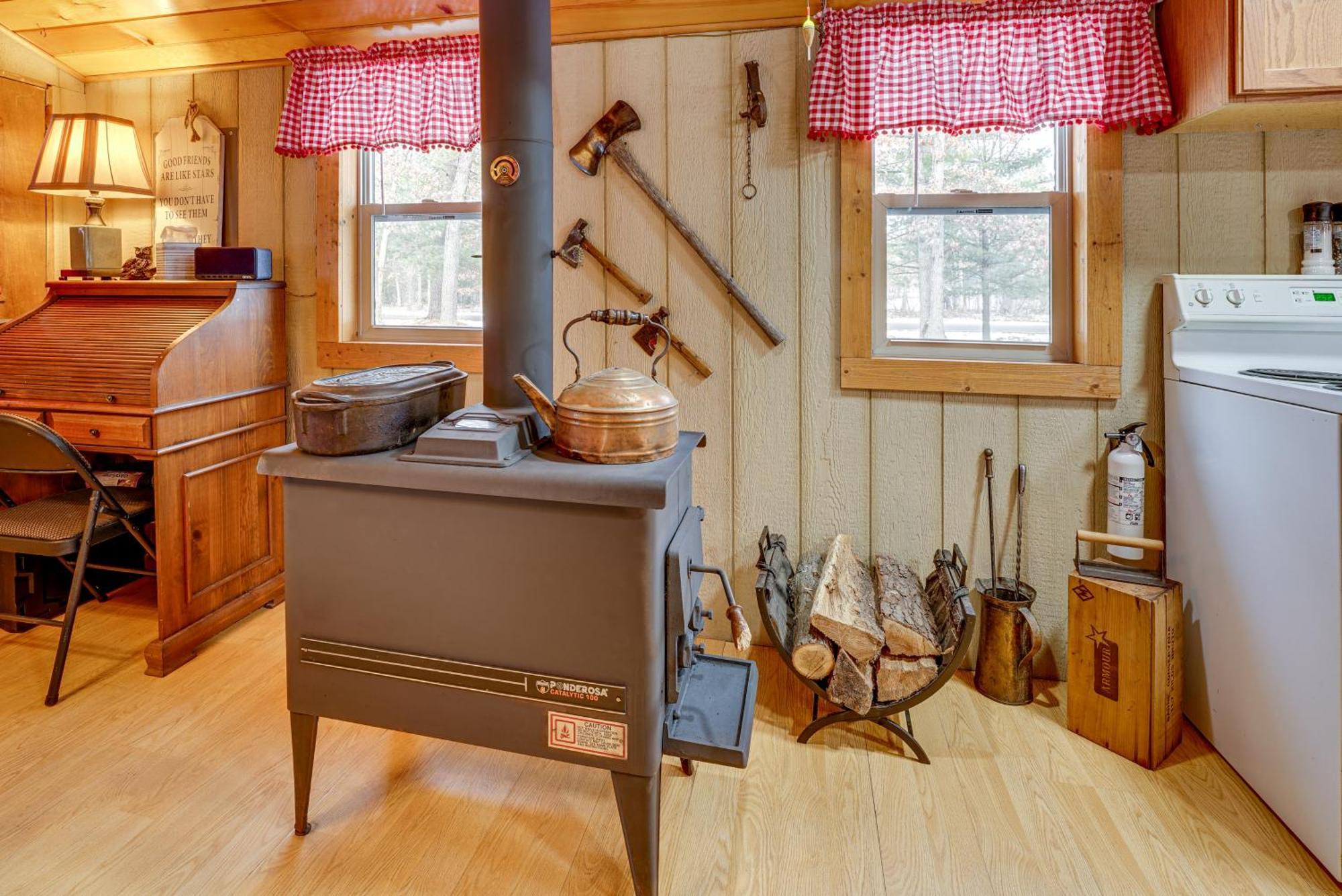 Pet-Friendly Irons Cottage About 4 Mi To Sand Lake! Bagian luar foto