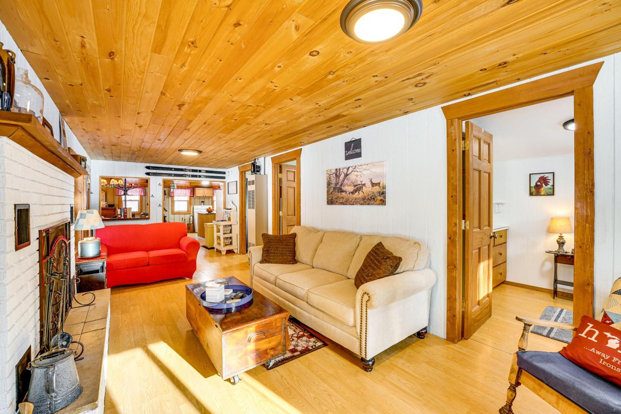 Pet-Friendly Irons Cottage About 4 Mi To Sand Lake! Bagian luar foto