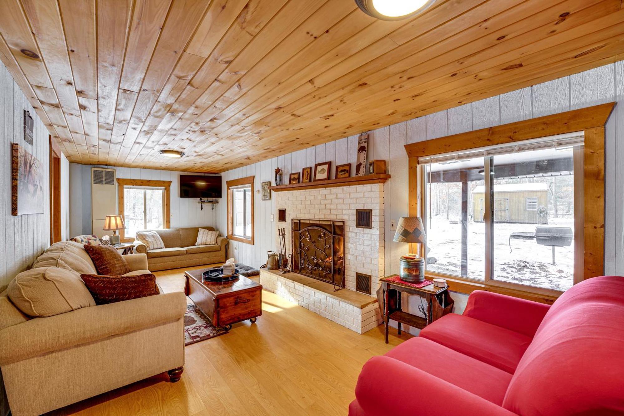 Pet-Friendly Irons Cottage About 4 Mi To Sand Lake! Bagian luar foto