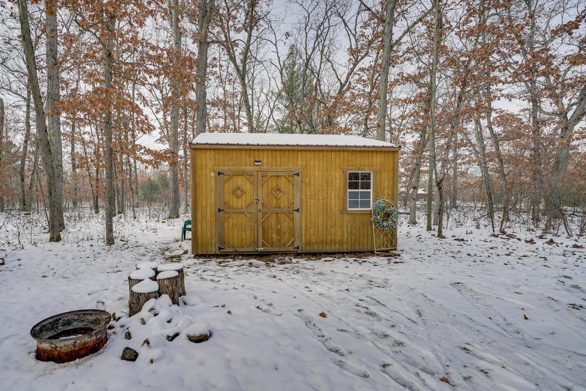 Pet-Friendly Irons Cottage About 4 Mi To Sand Lake! Bagian luar foto