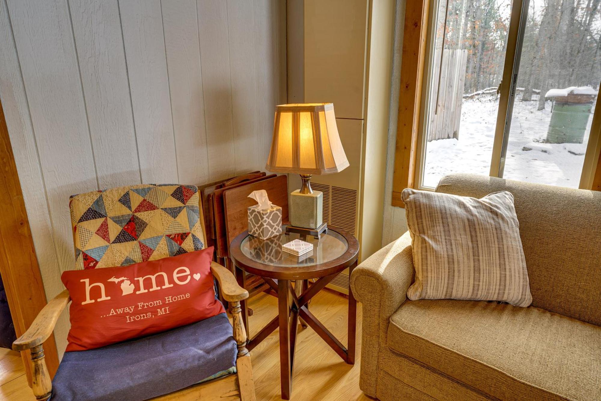 Pet-Friendly Irons Cottage About 4 Mi To Sand Lake! Bagian luar foto