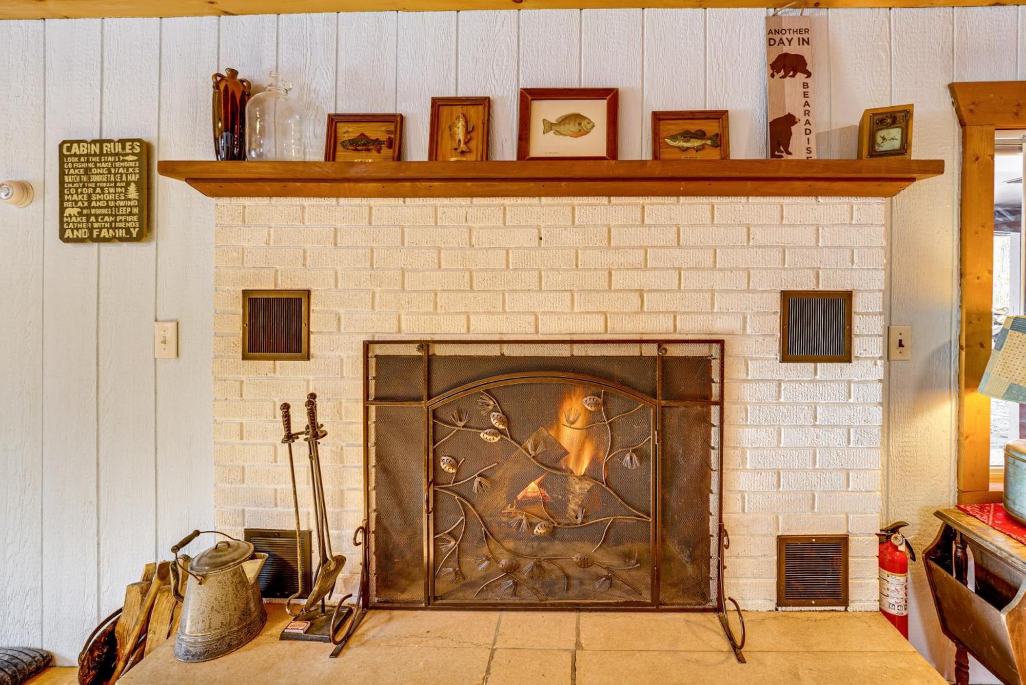 Pet-Friendly Irons Cottage About 4 Mi To Sand Lake! Bagian luar foto