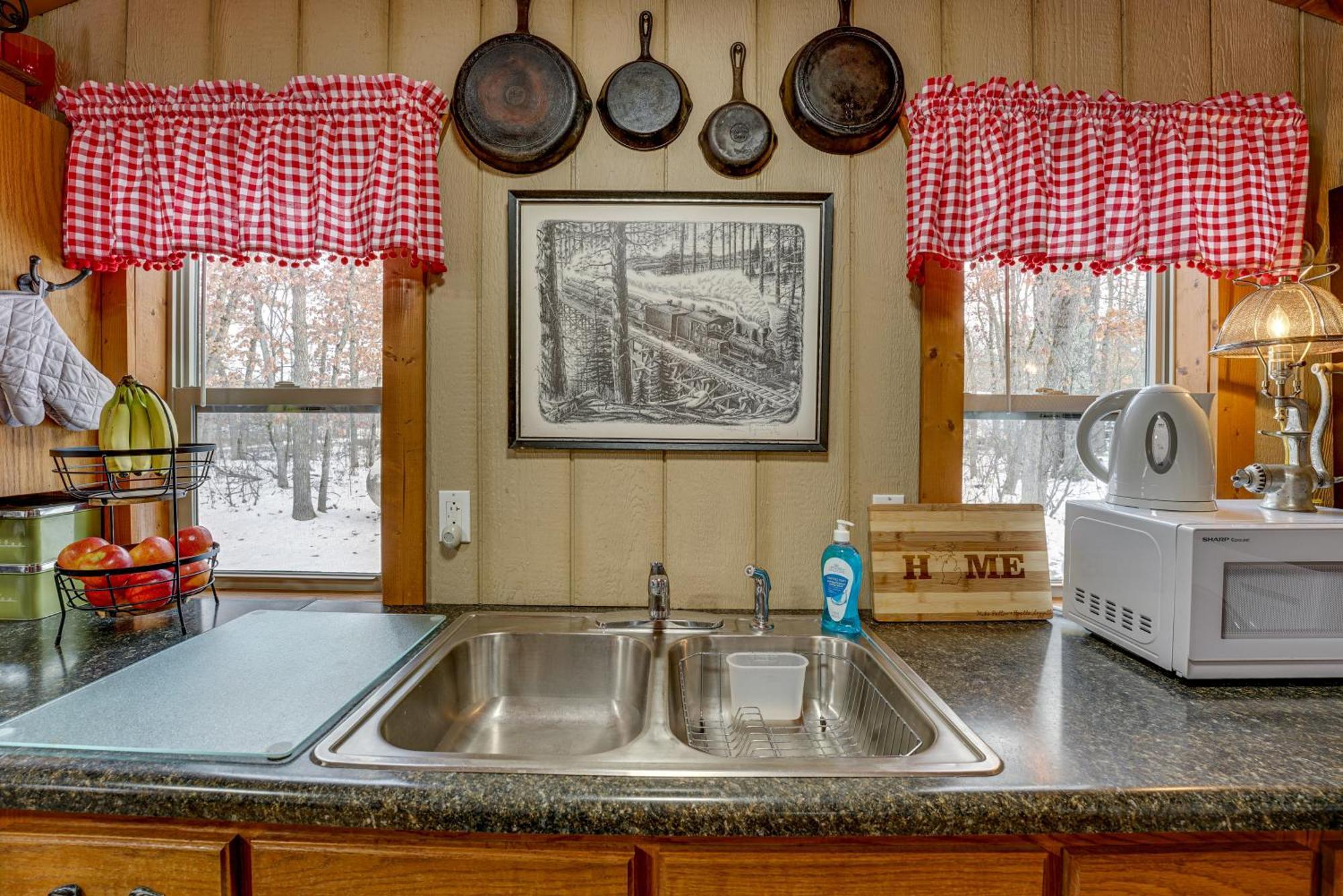 Pet-Friendly Irons Cottage About 4 Mi To Sand Lake! Bagian luar foto