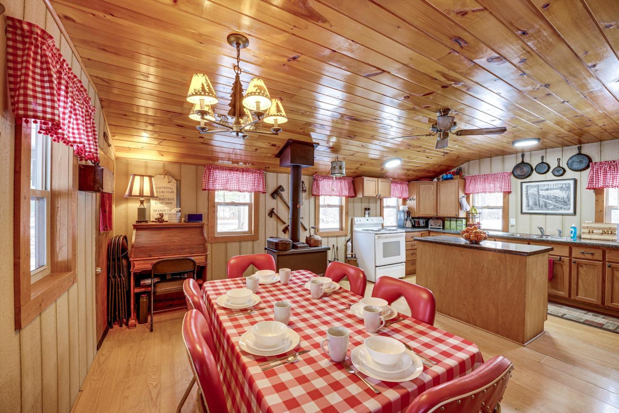 Pet-Friendly Irons Cottage About 4 Mi To Sand Lake! Bagian luar foto