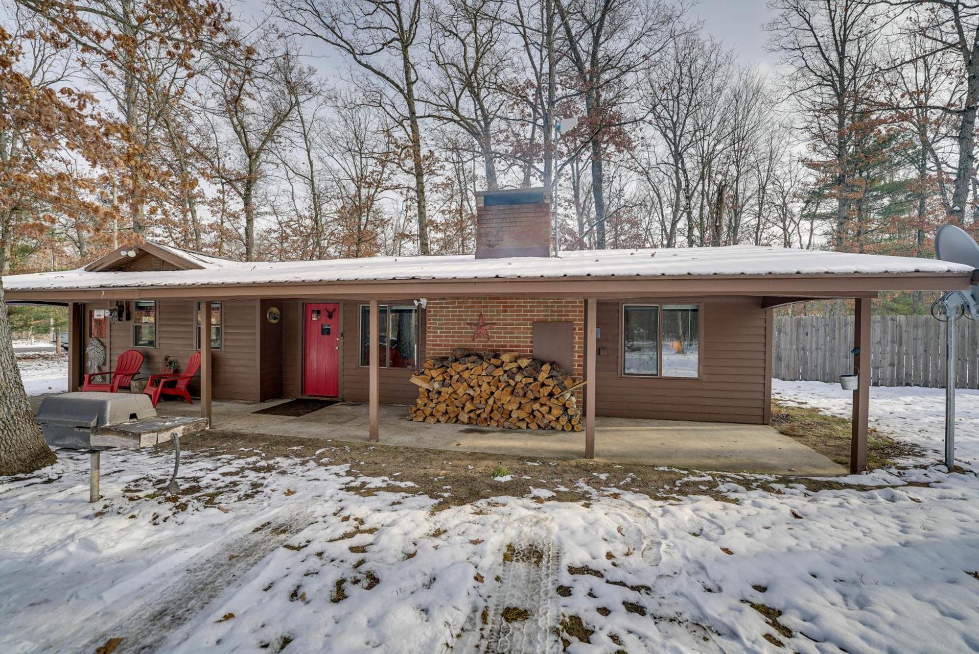 Pet-Friendly Irons Cottage About 4 Mi To Sand Lake! Bagian luar foto