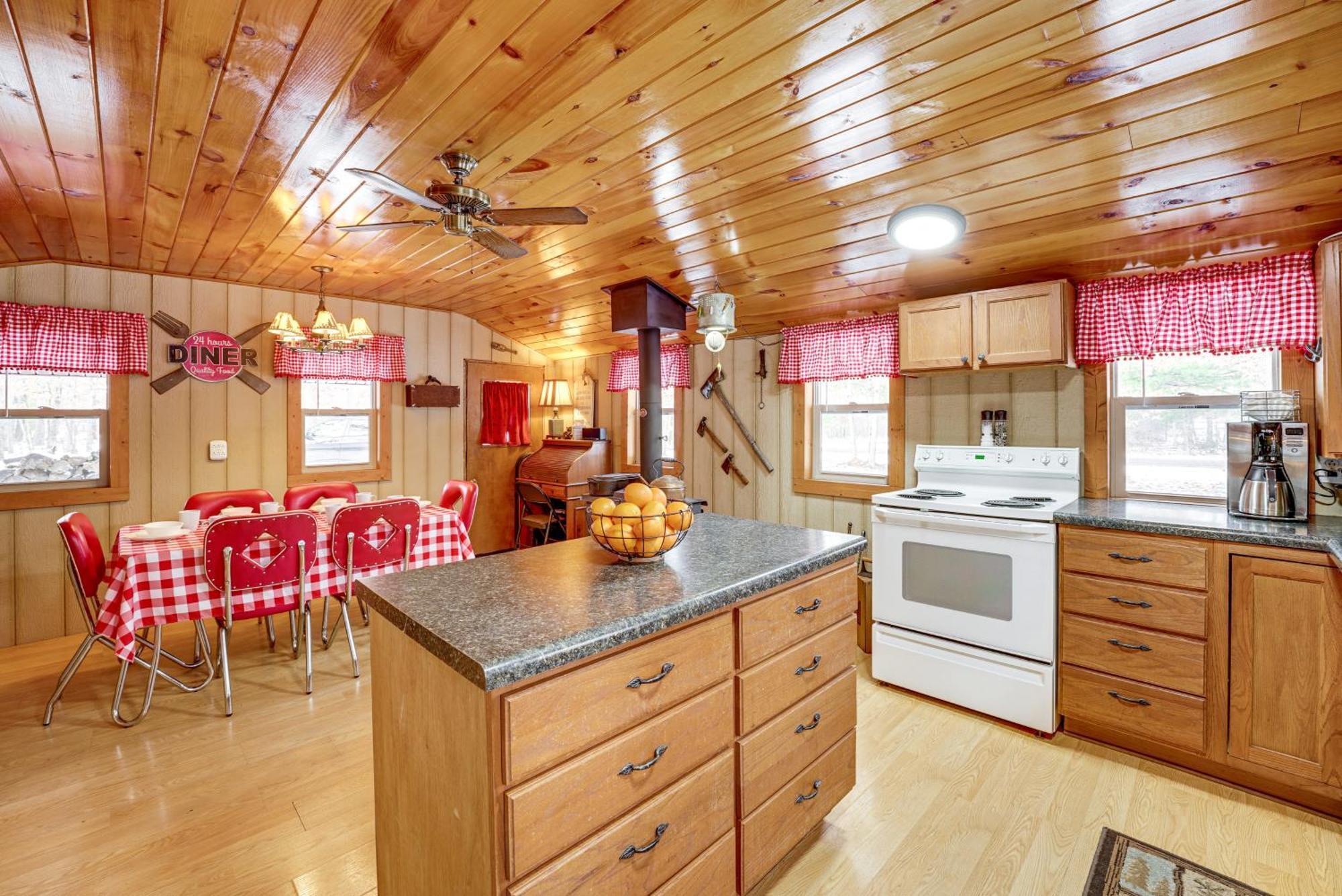 Pet-Friendly Irons Cottage About 4 Mi To Sand Lake! Bagian luar foto